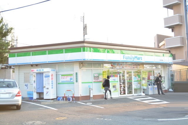 コンビニ　ファミリーマート（コンビニ）まで270m