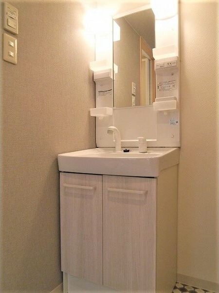 洗面設備　朝の身支度に便利な洗面台です♪