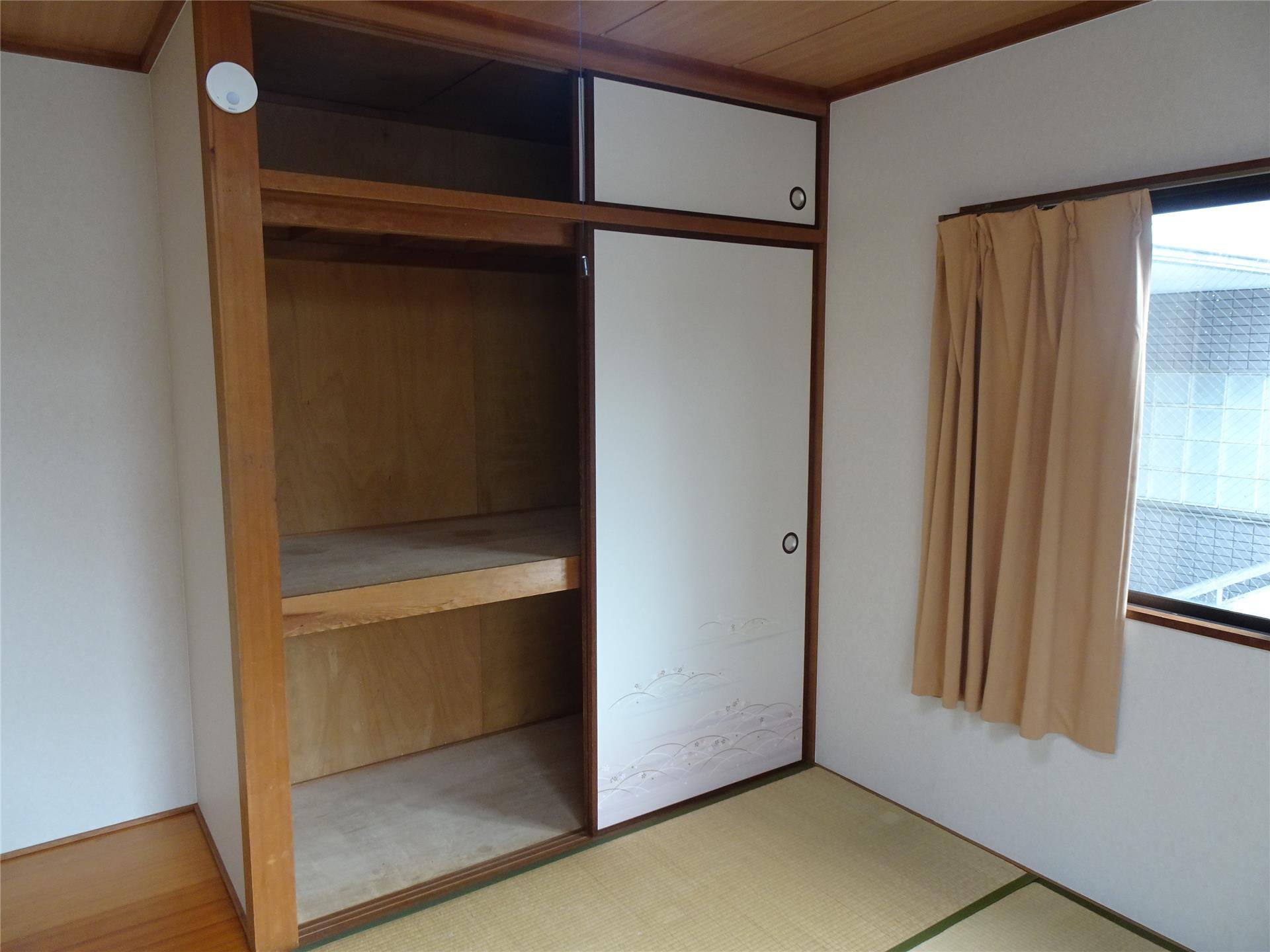 収納　しっかり収納できる天袋付きの押入です♪