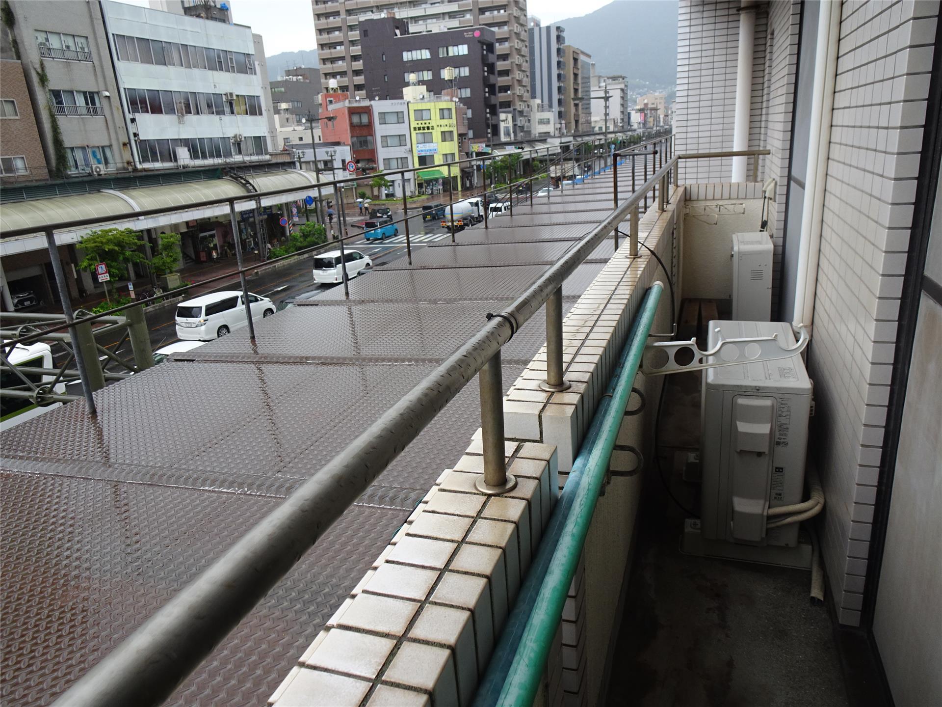 バルコニー　人目に付きにくい位置に洗濯物が干せるバルコニー♪