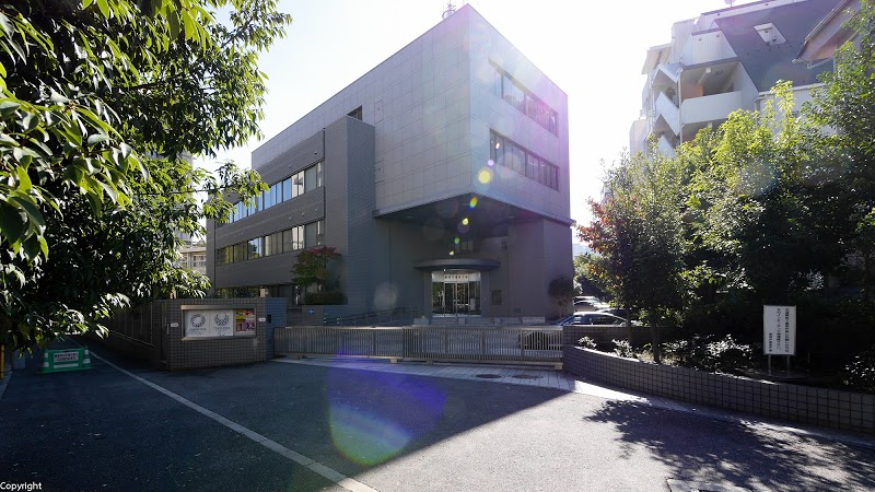 警察署・交番　警視庁第五方面本部（警察署・交番）まで811m