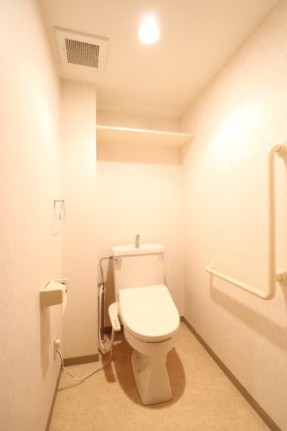 トイレ　今の時代にマッチした温水洗浄機能付きです！