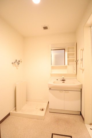 洗面設備　デザインだけでなく、収納力も◎洗面台もスッキリ♪