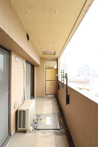 バルコニー　バルコニー付きのしっかり光が取り込める洋室です！