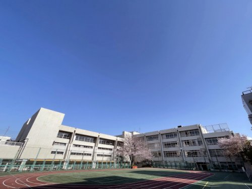 小学校　新宿区立鶴巻小学校（小学校）まで483m