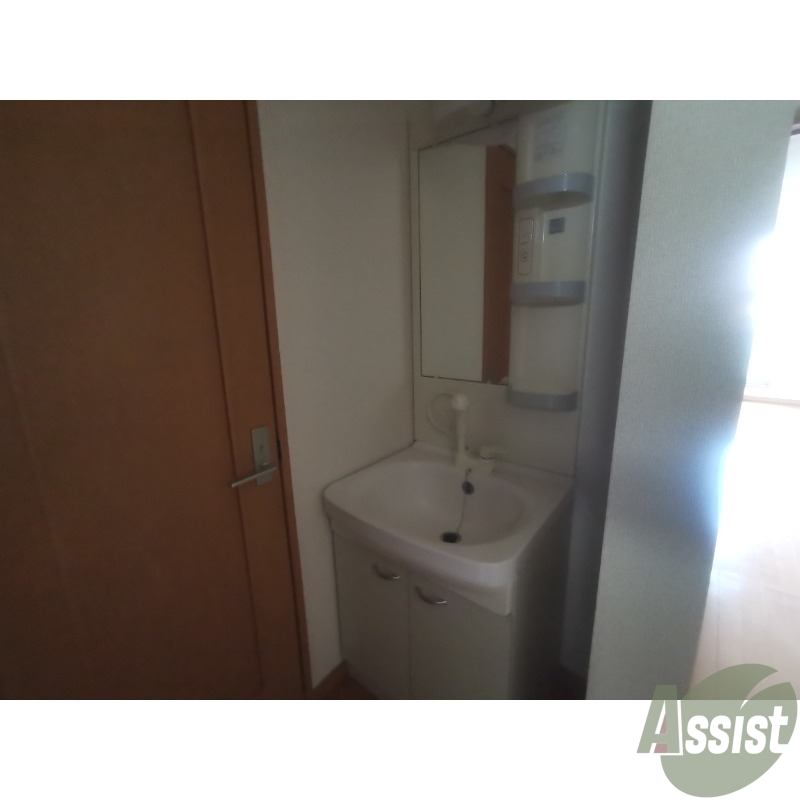 洗面設備　独立洗面台になっているので忙しい朝もばっちりですね。