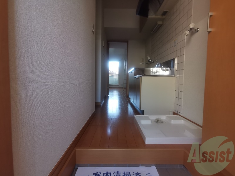 玄関　玄関からの様子です。廊下のキッチンに繋がっています。