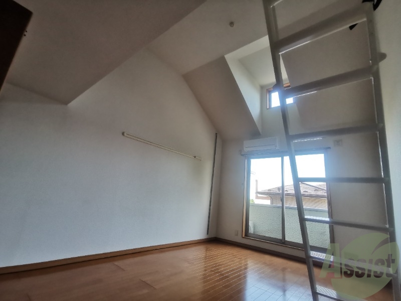 居室・リビング　南向きの大きめの窓から日差しがたっぷり入る明るいお部屋です。