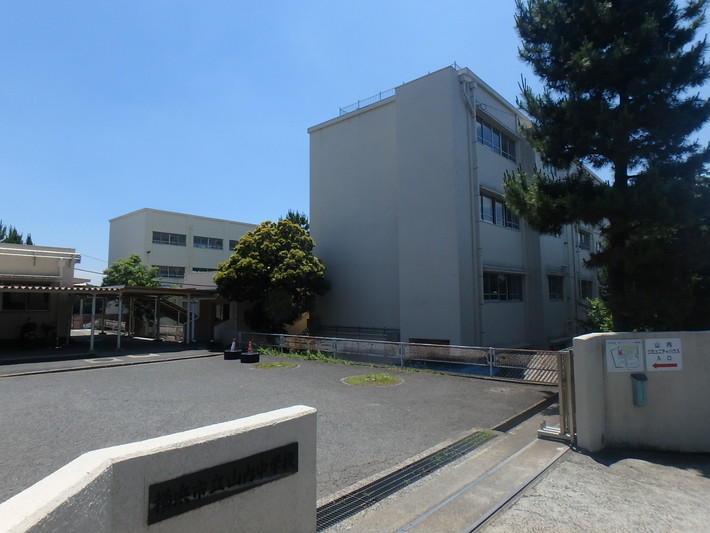 中学校　横浜市立山内中学校（中学校）まで895m