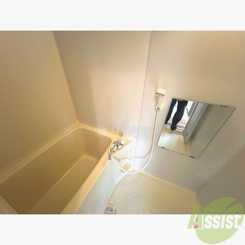 バス・シャワールーム　浴室を撮影しました。一人暮らしにはちょうどいいサイズです。