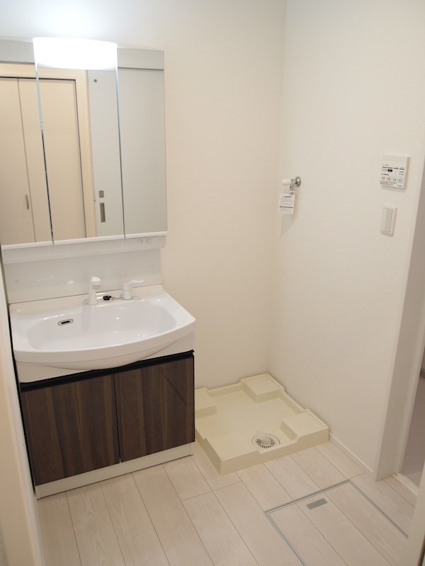 洗面設備　三面鏡洗髪洗面台