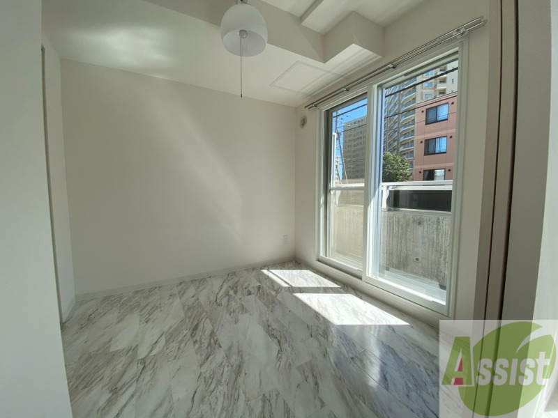 その他部屋・スペース　こちらが寝室です。窓が大きくて明るいですね