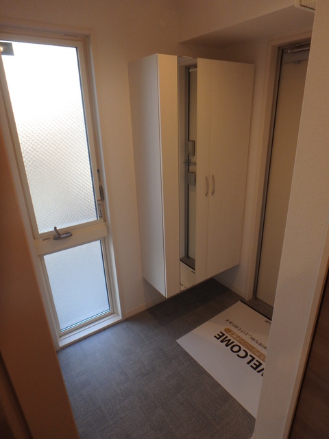 玄関　広々玄関スペース。収納もありますよ。