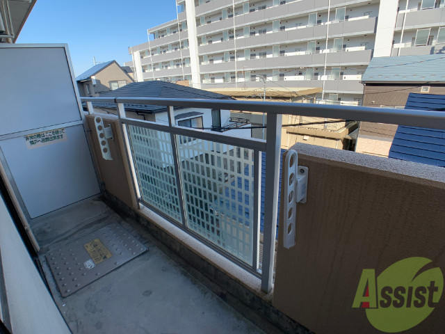 バルコニー　バルコニー。洗濯物がはかどりそうな広さがありますよ。