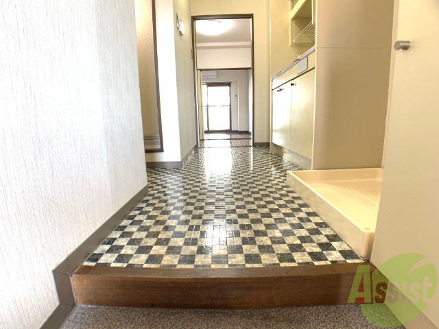 玄関　玄関の様子です。広い洋室にすぐ繋がっています。