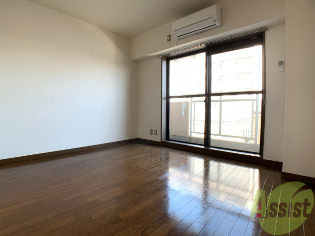 居室・リビング　６帖の洋室です。広々として、きれいですね。