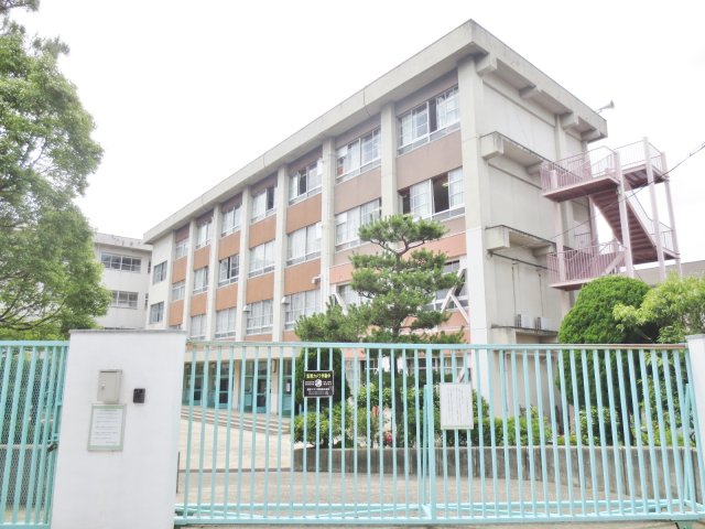 小学校　寝屋川市立国松緑丘小学校（小学校）まで761m