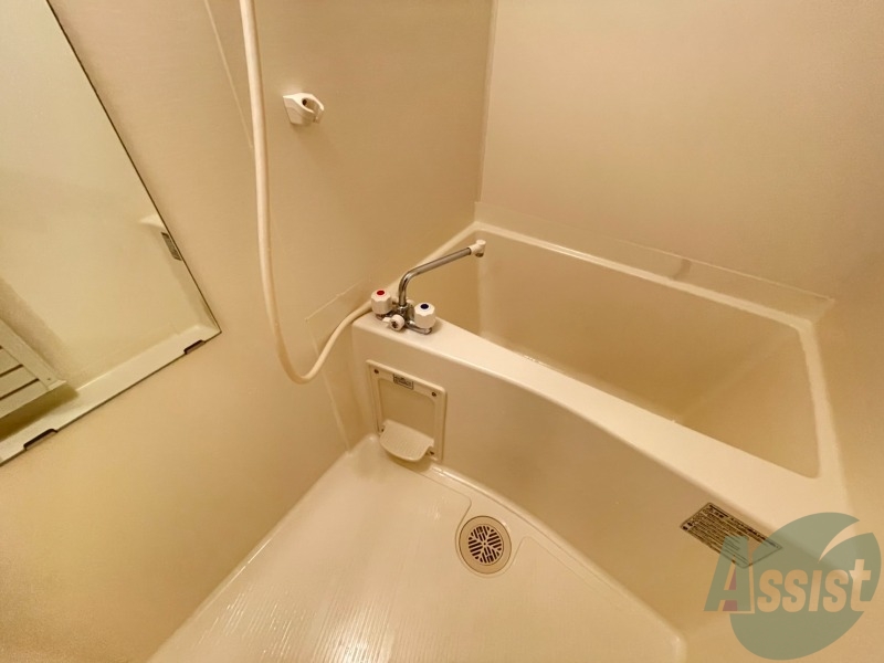 バス・シャワールーム　お風呂はこちら。１人暮らしにはピッタリのサイズ感ですね！