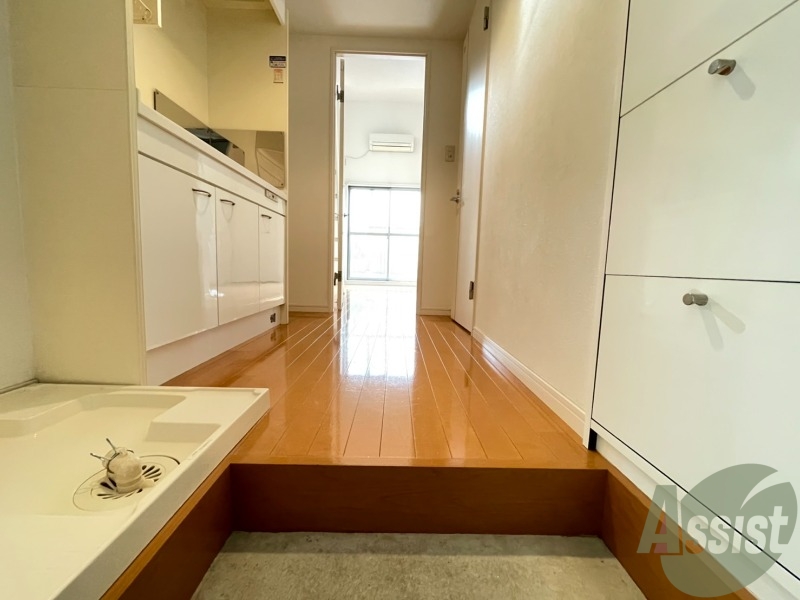 玄関　玄関から撮影しました。敷居が高くなくて安心ですね。