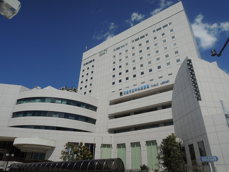 図書館　町田市中央図書館（図書館）まで484m