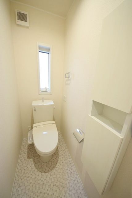 トイレ　★収納付き・きれいなシャワートイレです★