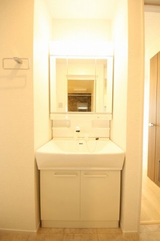 洗面設備　独立洗面台あり、毎朝おしゃれに忙しい女性の方におすすめです