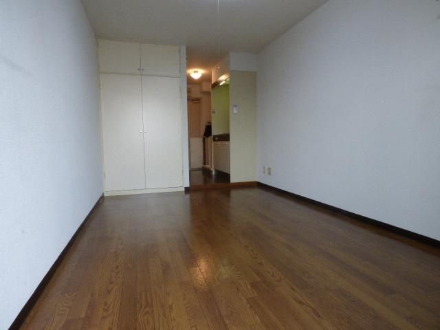 居室・リビング　最上階、広々洋室6.5帖