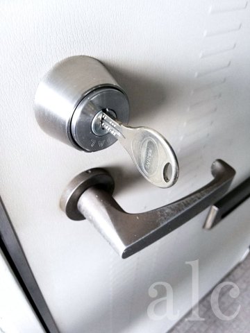 セキュリティ　カギ穴が複雑なディンプルキー。泥棒などからの被害を未然に防ぎ