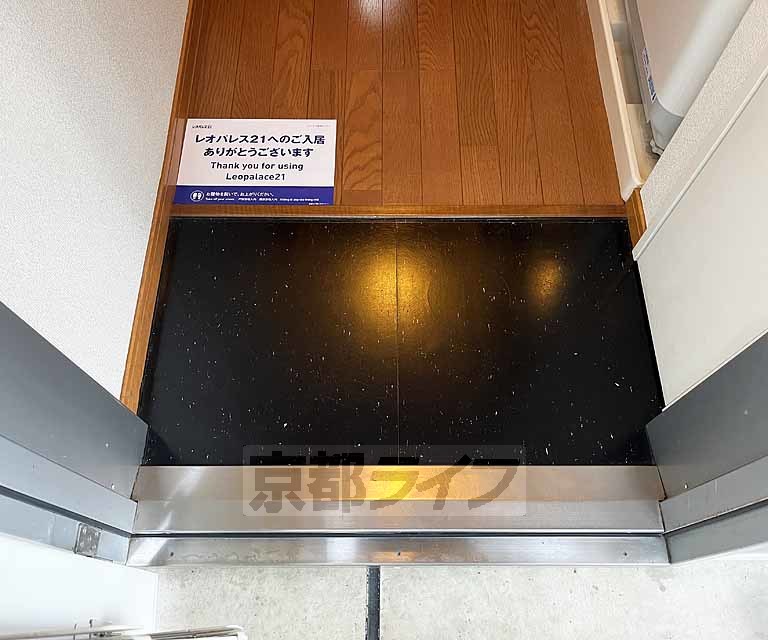 玄関　玄関からすぐ居室に入れます。