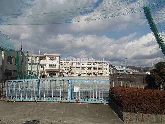 小学校　岐阜市立鷺山小学校（小学校）まで308m