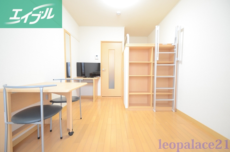 居室・リビング　１Ｆフローリング　２Ｆじゅうたん