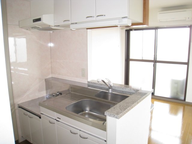 キッチン　同物件別号室の写真です。