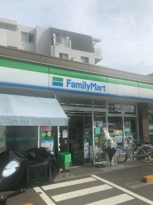 コンビニ　ファミリーマート西麻布霞町店（コンビニ）まで61m