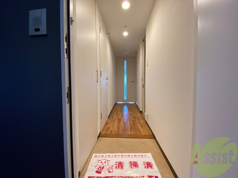 玄関　玄関の様子です。広い洋室にすぐ繋がっています。