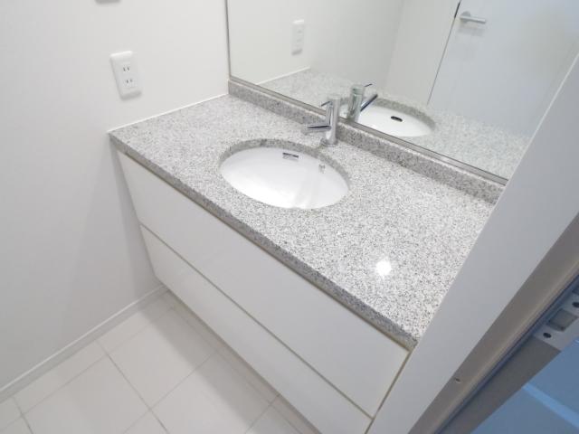 洗面設備　ゆったりとスペースのある洗面所