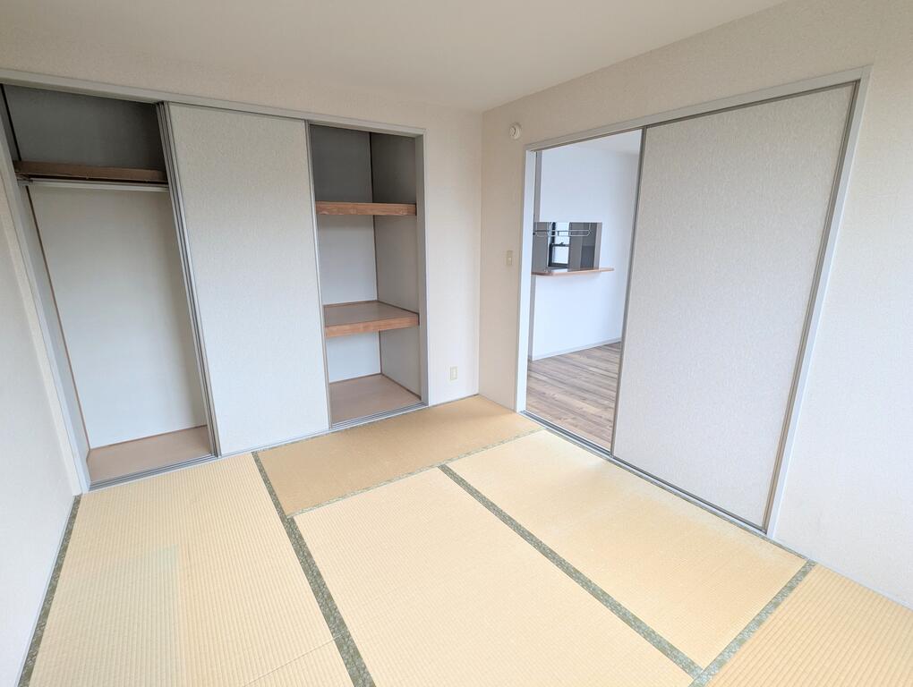 収納　天井高までの収納で頻繁に衣替えできます