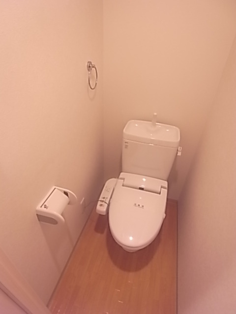 トイレ　ウォシュレット付きのトイレです。