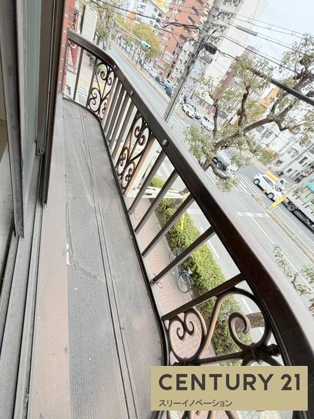 バルコニー　★前面道路で採光良好★