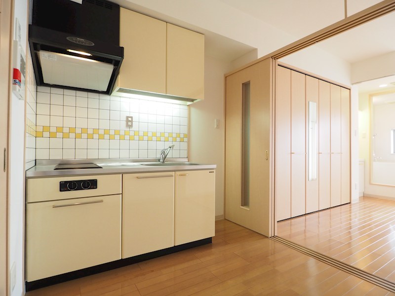 キッチン　2口の電気コンロがあります。