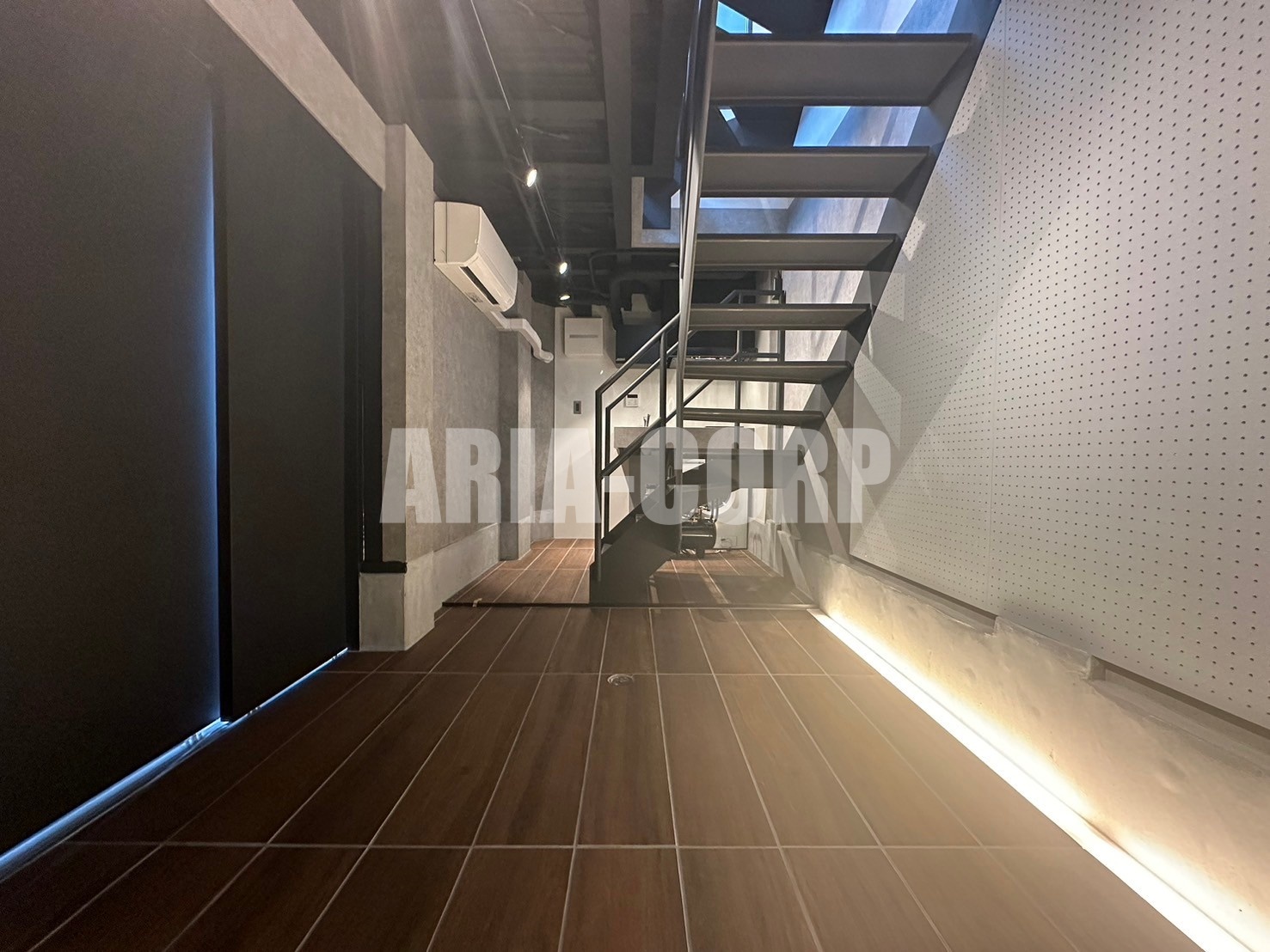 駐車場　一階はバイクガレージ◎エアコン付でカスタムもはかどります♪