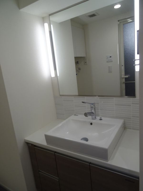 洗面設備　朝の身支度に便利な独立洗面台☆