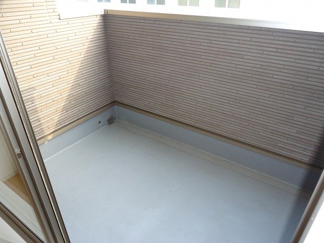 バルコニー　開放的で明るい空間を演出してくれるバルコニーです