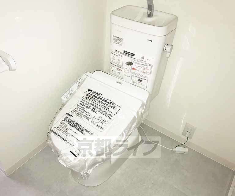 トイレ　ウォシュレットつき。