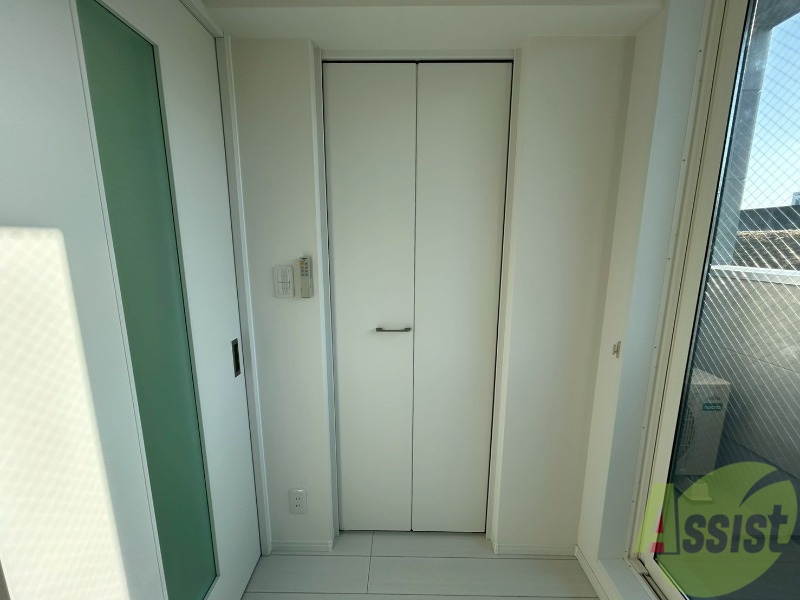 バルコニー　こちらが収納です。有効活用してお部屋を広く使えますね。