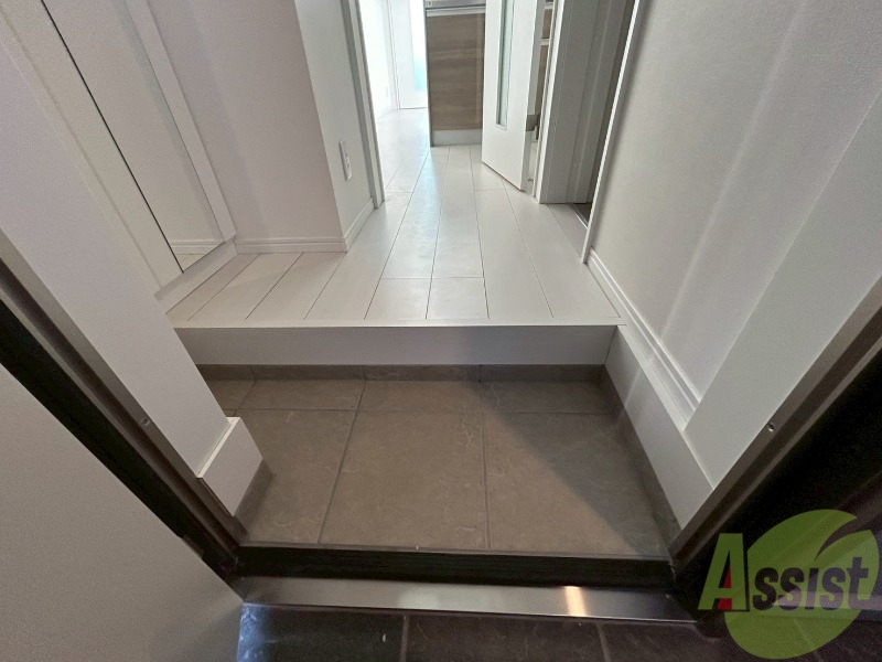 玄関　シンプルな玄関です。立ち回るのに十分なスペースがあります。