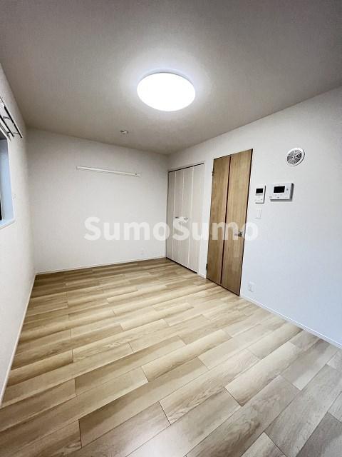 その他部屋・スペース　開放的な寝室です