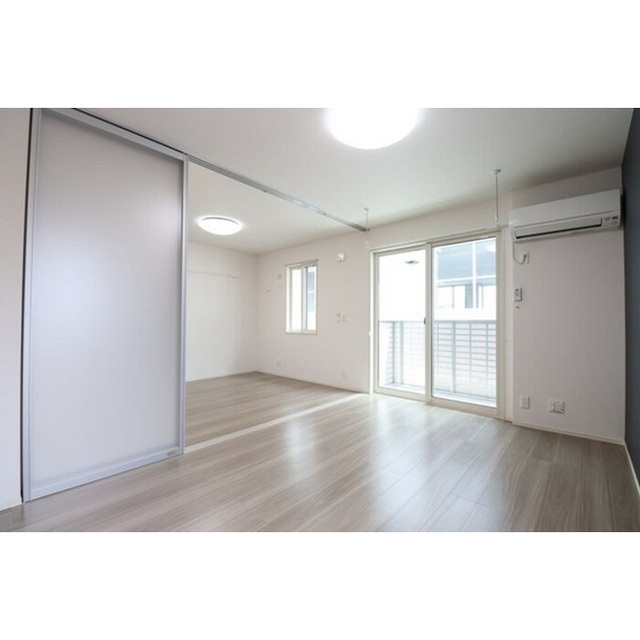 居室・リビング　明るい日差しの室内