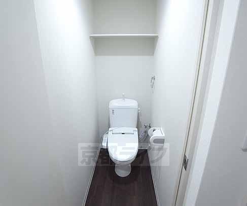 トイレ　棚がついてて便利です