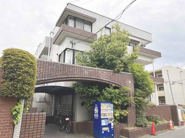 建物外観　シンプルで落ち着いたデザインの外観です