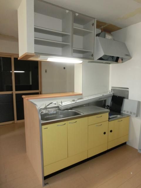 キッチン　システムキッチン（クリーニング中）